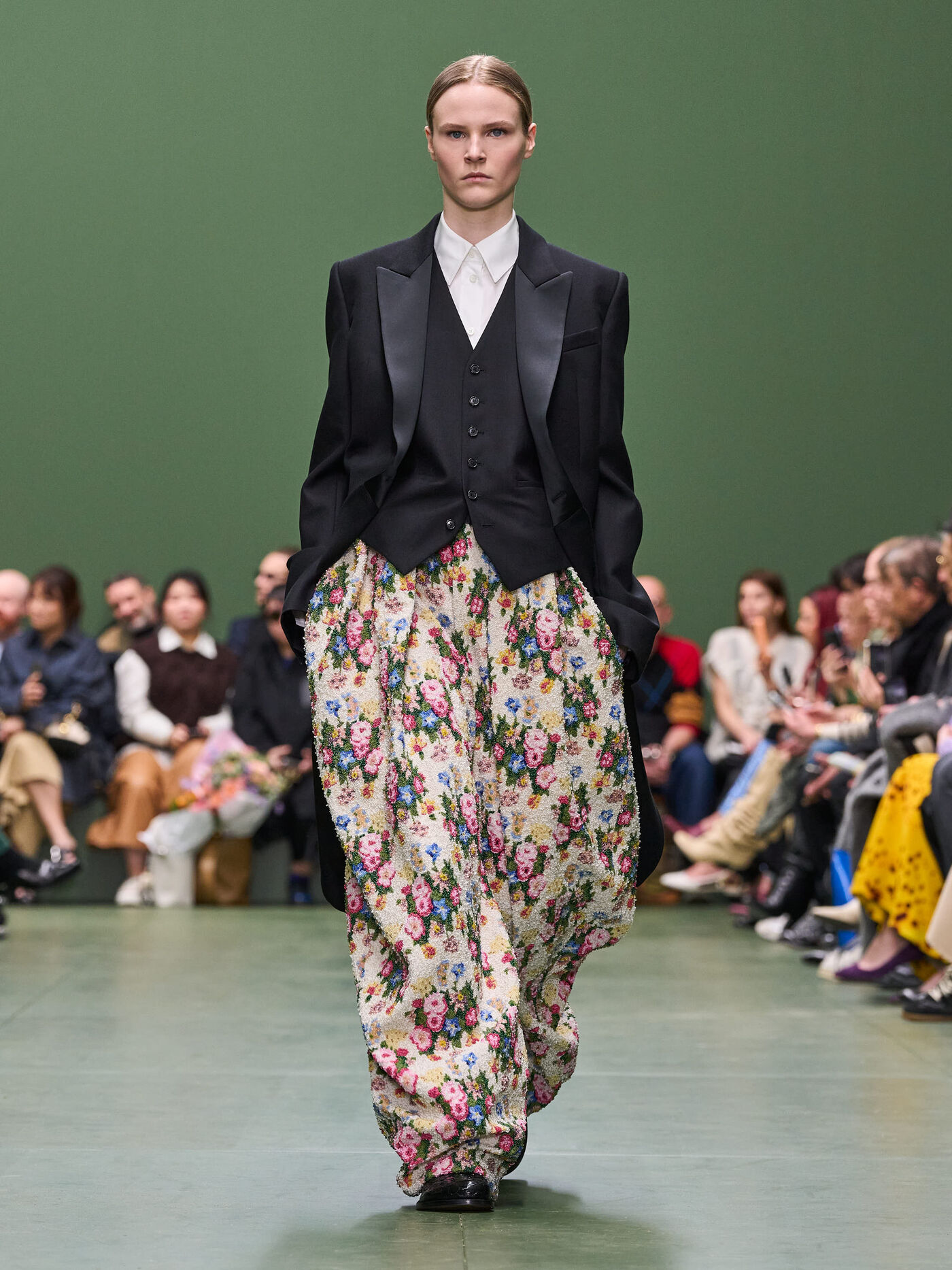 LOEWE FW24 WW SHOW RUNWAY LOOK 23 FRONT RGB CROPPED 3X4