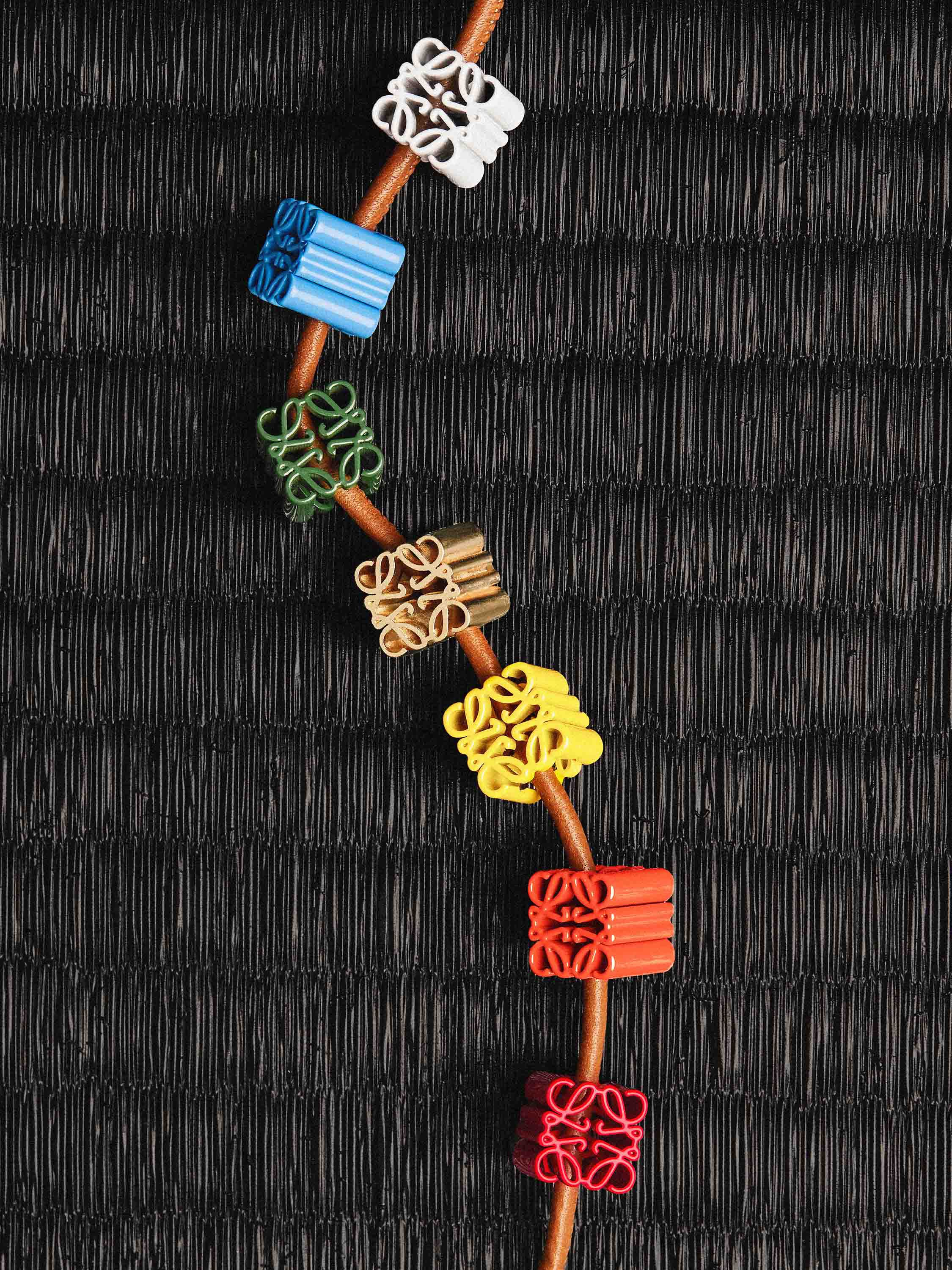 LOEWE メタルチャーム ブローチ ボックス付き - アクセサリー