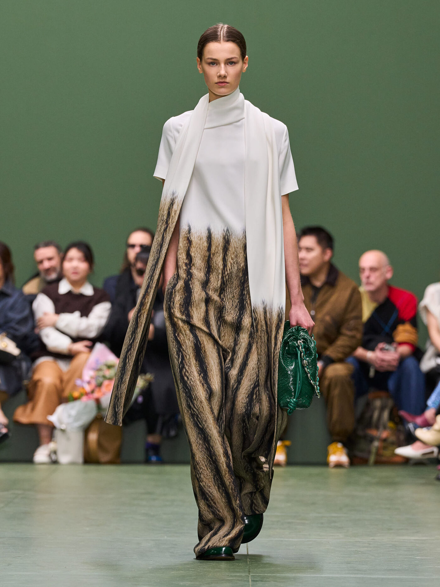 LOEWE FW24 WW SHOW RUNWAY LOOK 6 FRONT RGB CROPPED 3X4