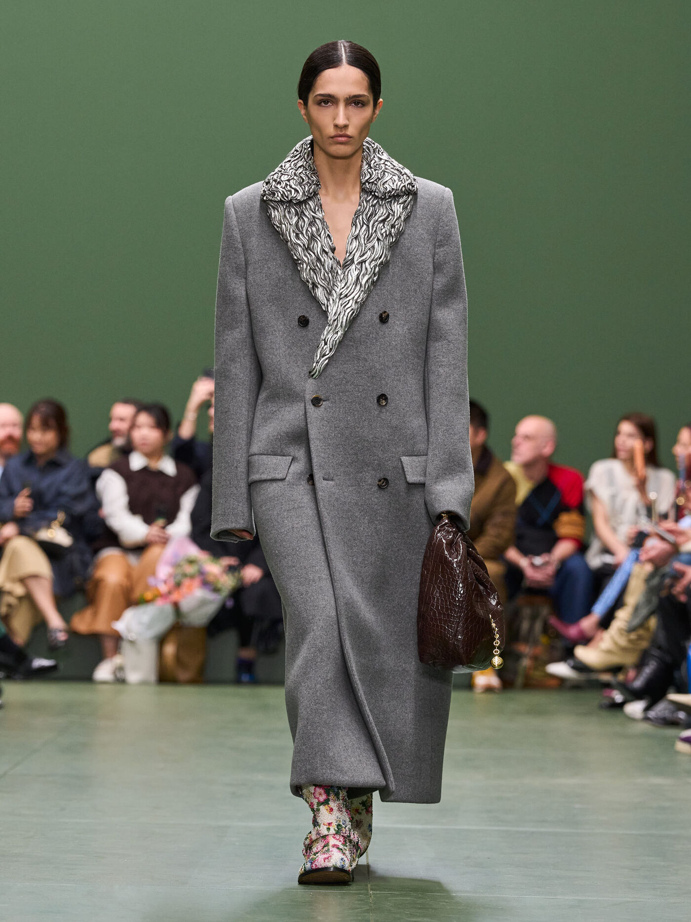 LOEWE FW24 WW SHOW RUNWAY LOOK 13 FRONT RGB CROPPED 3X4