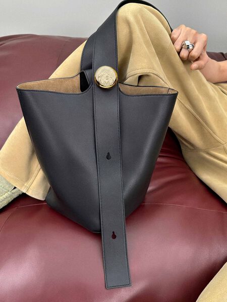 Medium Pebble Bucket bag