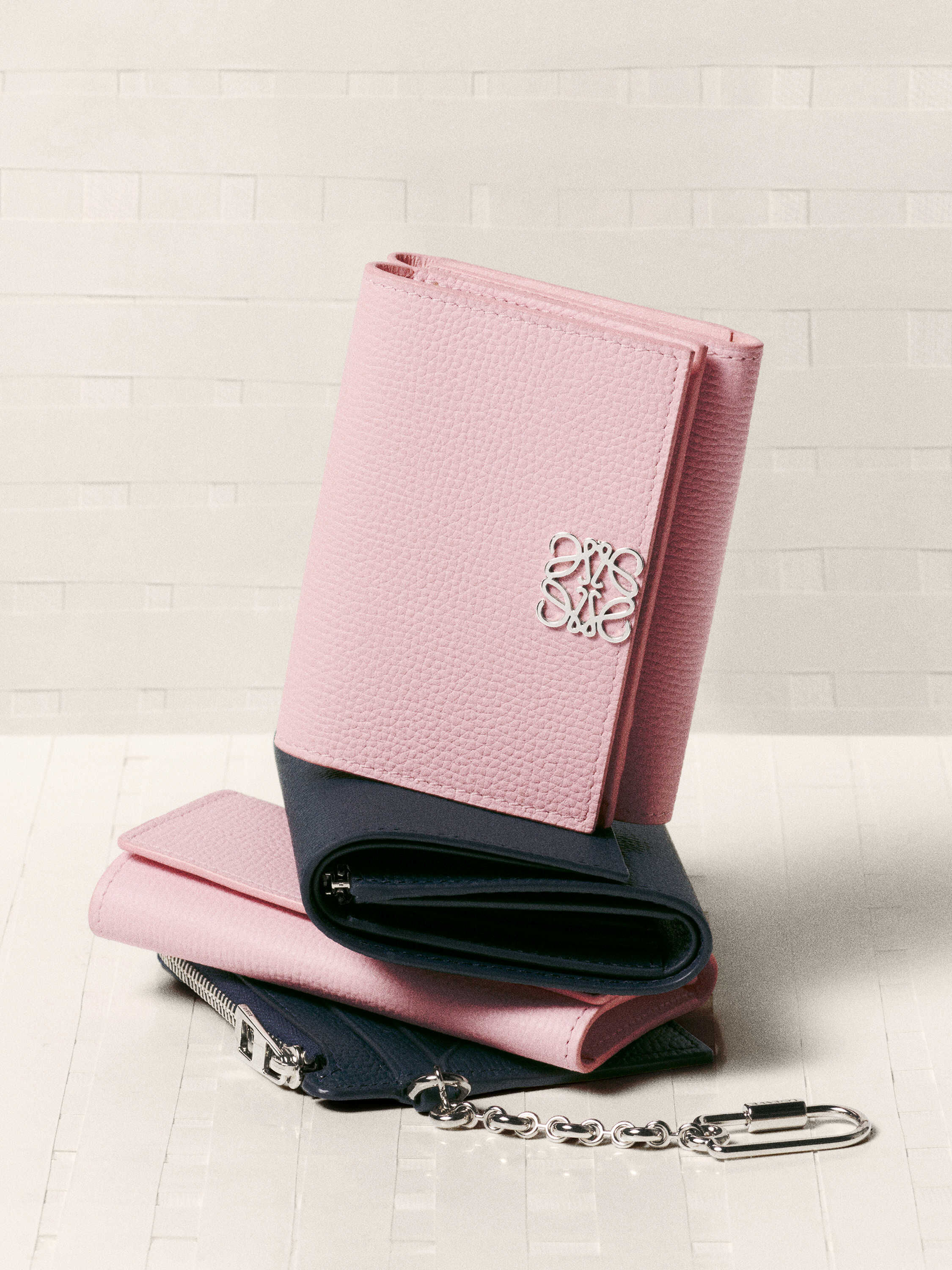 LOEWE！⭐︎三つ折りウォレット LOEWE(ロエベ) コンパクトウォレット 