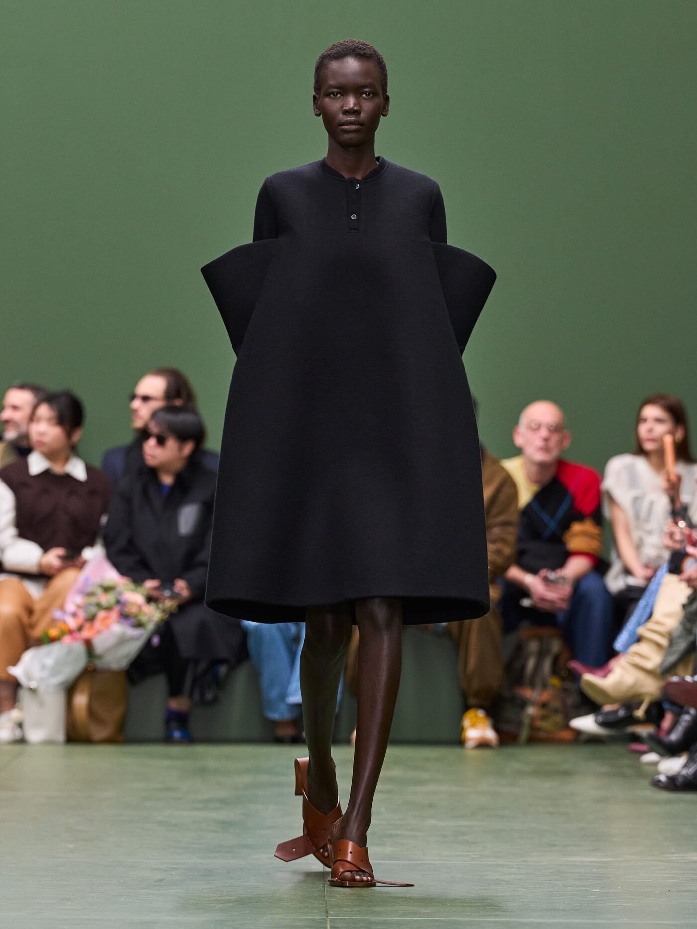 LOEWE FW24 WW SHOW RUNWAY LOOK 32 FRONT RGB CROPPED 3X4