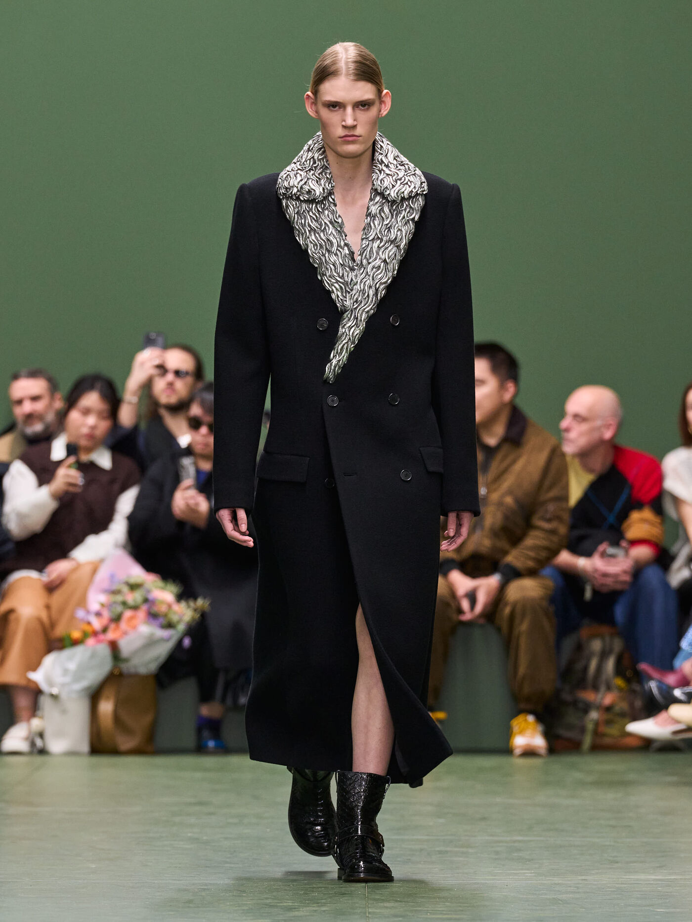 LOEWE FW24 WW SHOW RUNWAY LOOK 4 FRONT RGB CROPPED 3X4