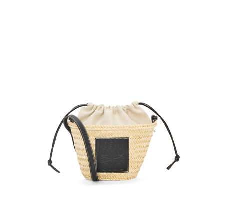 Drawstring bucket bag in palm leaf