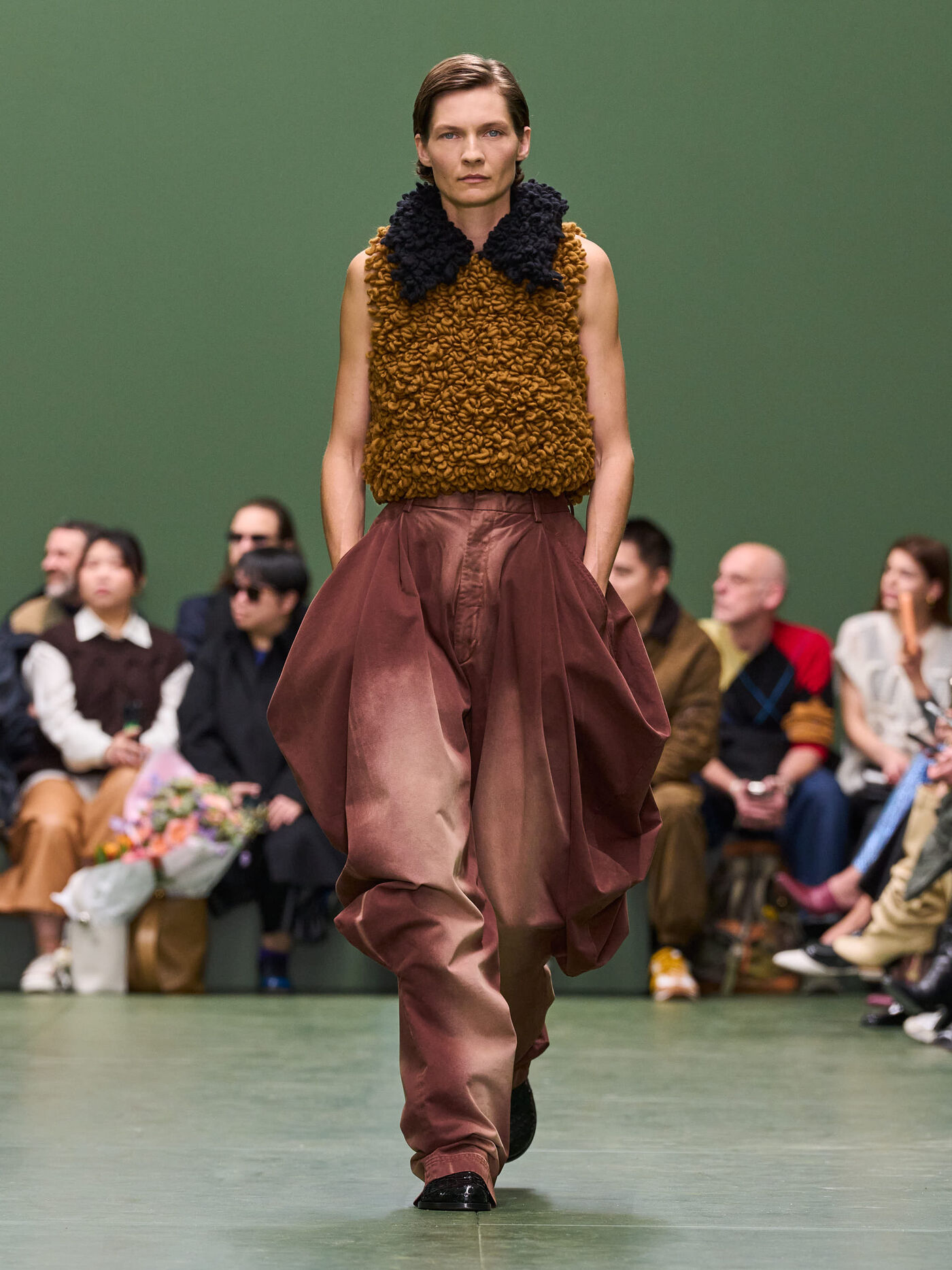 LOEWE FW24 WW SHOW RUNWAY LOOK 16 FRONT RGB CROPPED 3X4