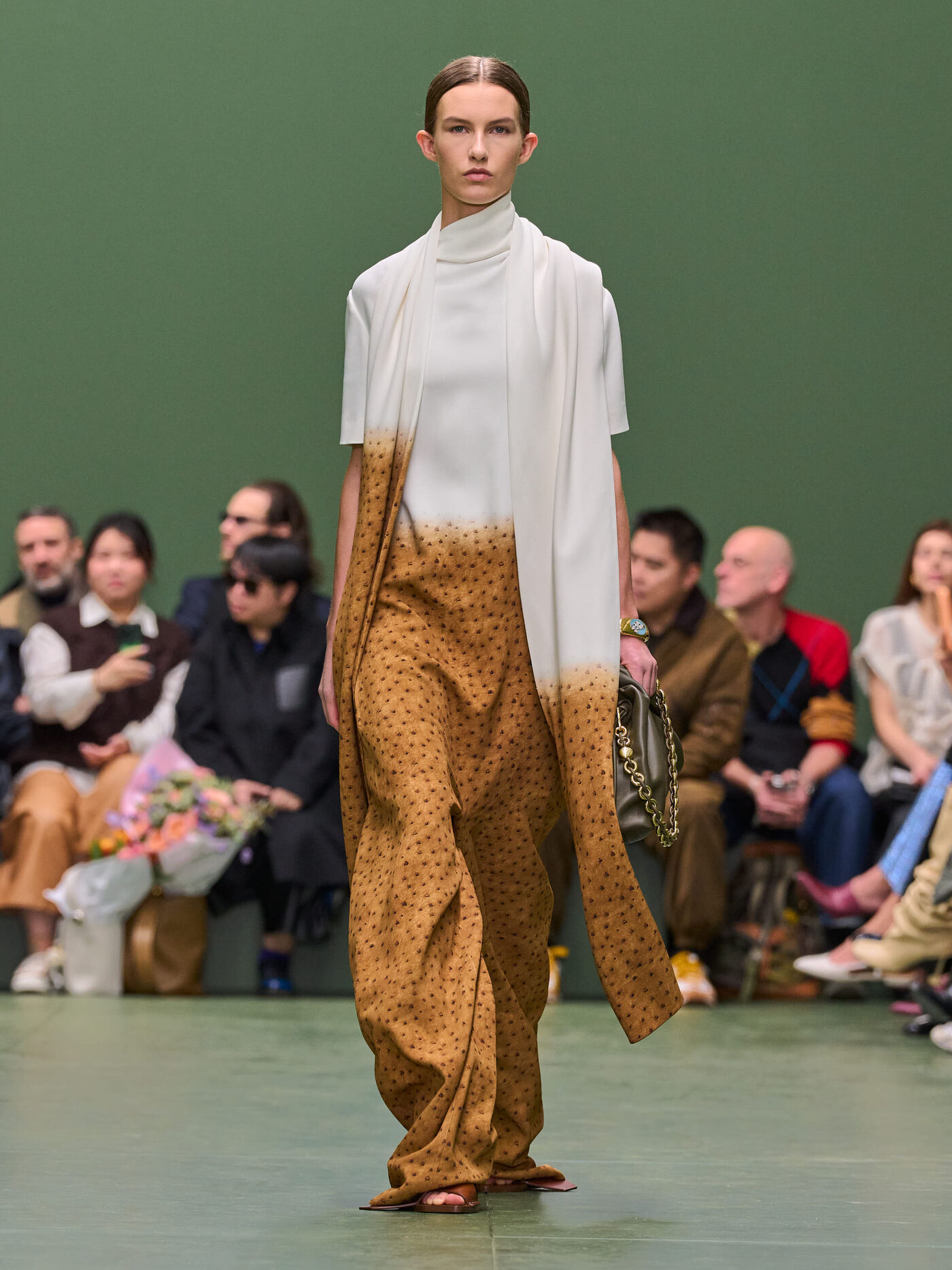 LOEWE FW24 WW SHOW RUNWAY LOOK 20 FRONT RGB CROPPED 3X4