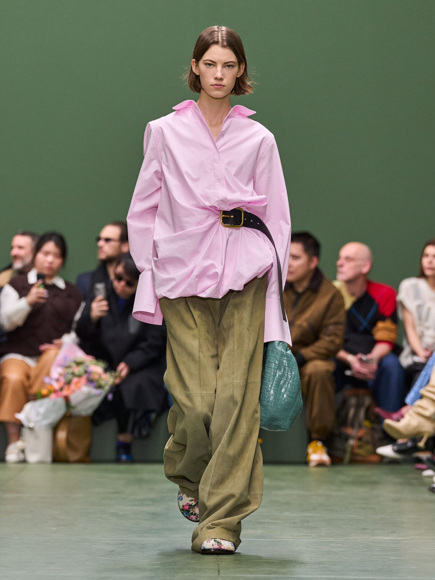 LOEWE FW24 WW SHOW RUNWAY LOOK 33 FRONT RGB CROPPED 3X4