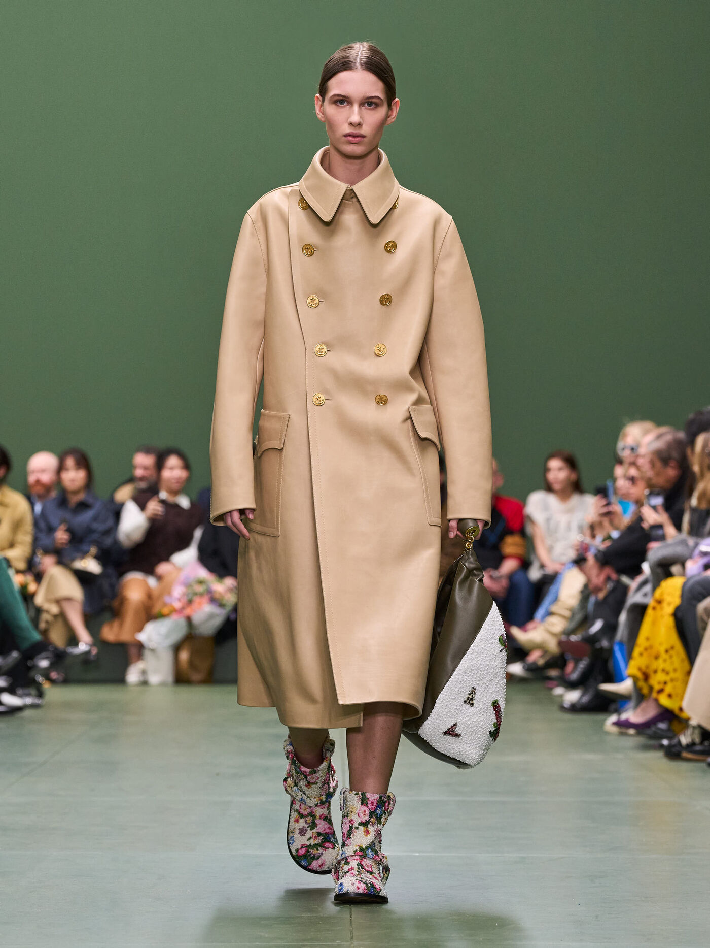 LOEWE FW24 WW SHOW RUNWAY LOOK 42 FRONT RGB CROPPED 3X4