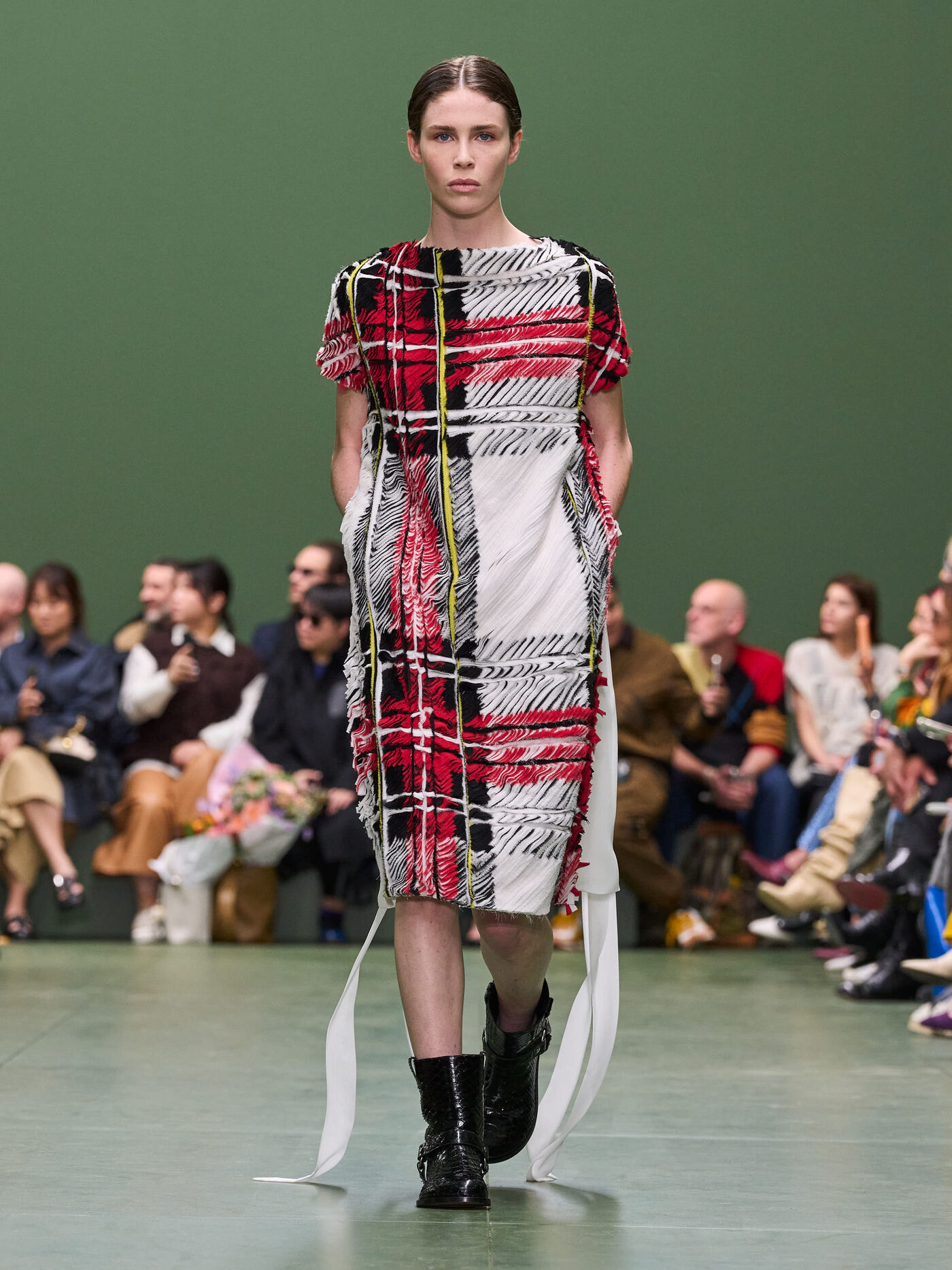 LOEWE FW24 WW SHOW RUNWAY LOOK 38 FRONT RGB CROPPED 3X4