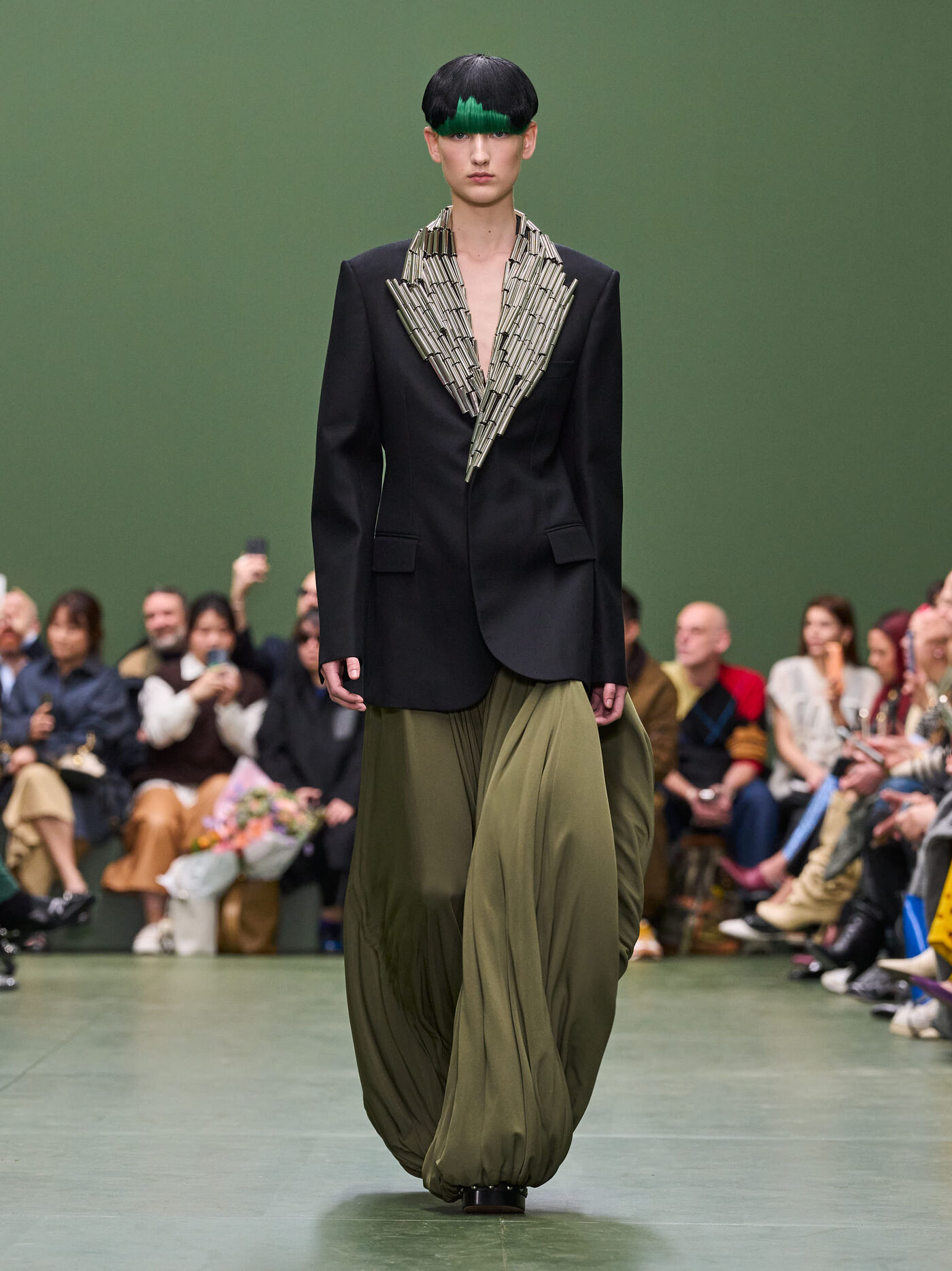 LOEWE FW24 WW SHOW RUNWAY LOOK 18 FRONT RGB CROPPED 3X4