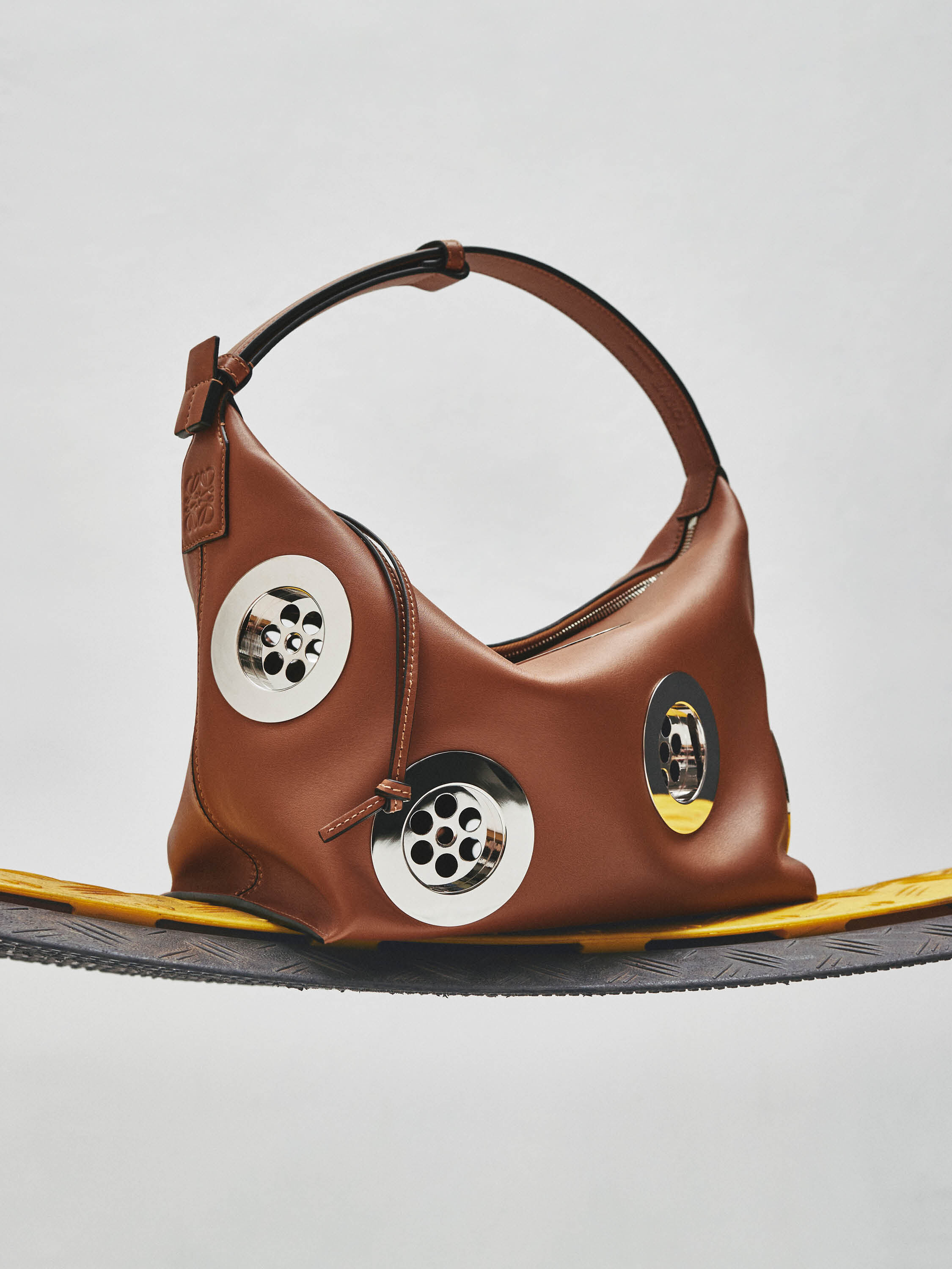LOEWE | Reinventando la artesanía y la piel.