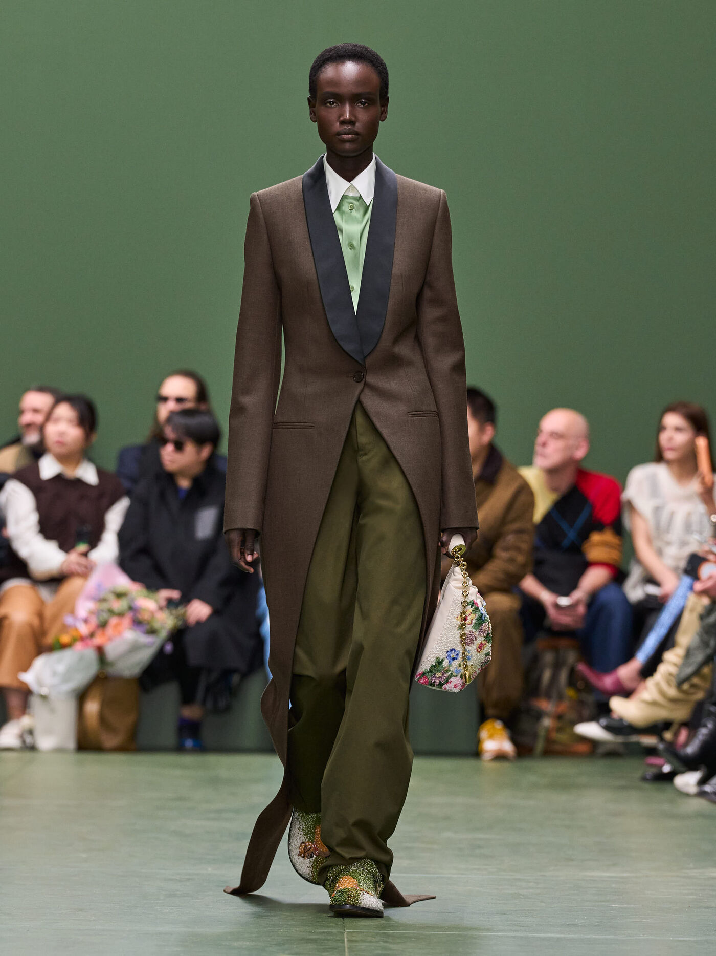 LOEWE FW24 WW SHOW RUNWAY LOOK 15 FRONT RGB CROPPED 3X4