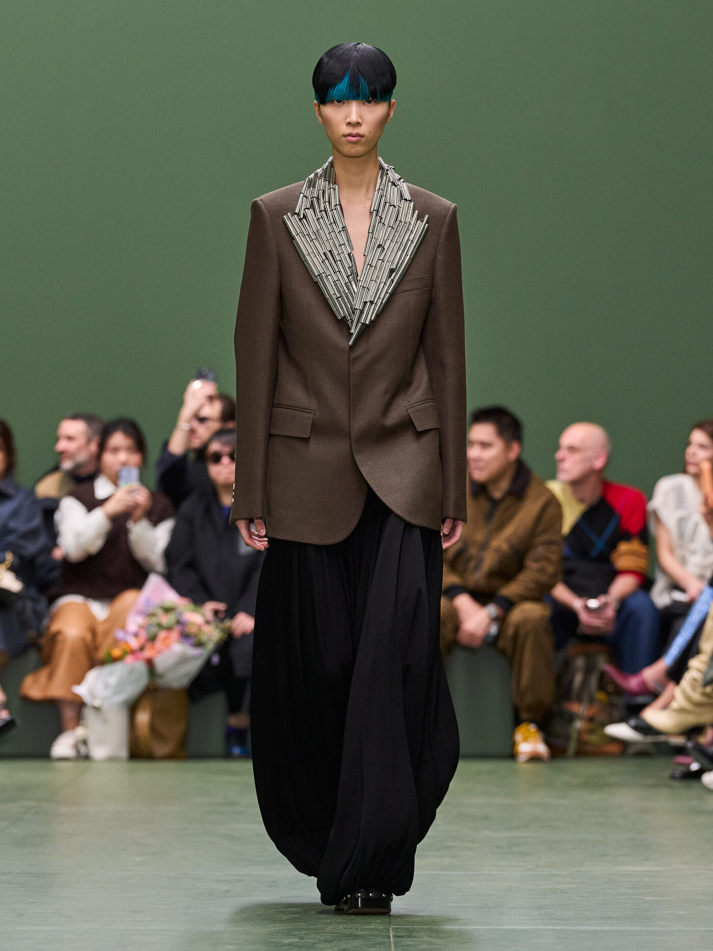 LOEWE FW24 WW SHOW RUNWAY LOOK 19 FRONT RGB CROPPED 3X4