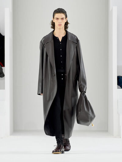 Fall winter 23 LOEWE men show look 34