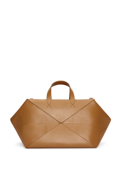 LOEWE Puzzle Fold Duffle in shiny calfskin 橡木色 plp_rd
