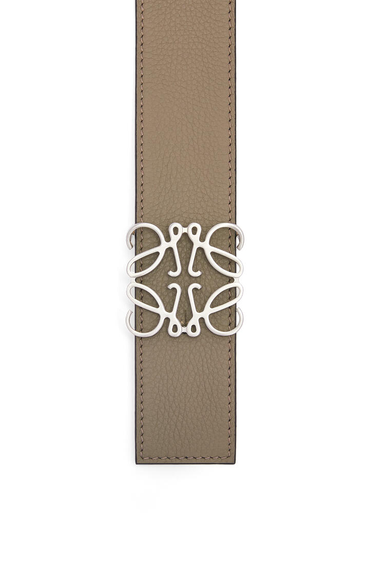 LOEWE Cinturón en piel de ternera graneada con anagrama y acabado de latón Verde Laurel/Limon/Paladio