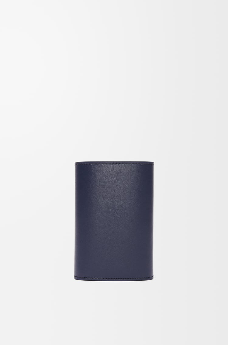 LOEWE Cartera vertical pequeña Pebble en piel napa de ternera Azul Abismo