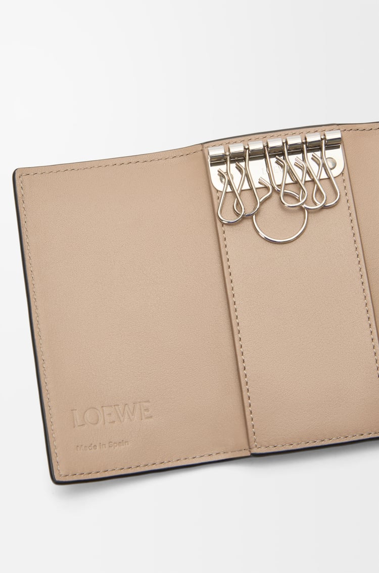 LOEWE 鵝卵石紋小牛皮 Anagram 鑰匙包 沙色