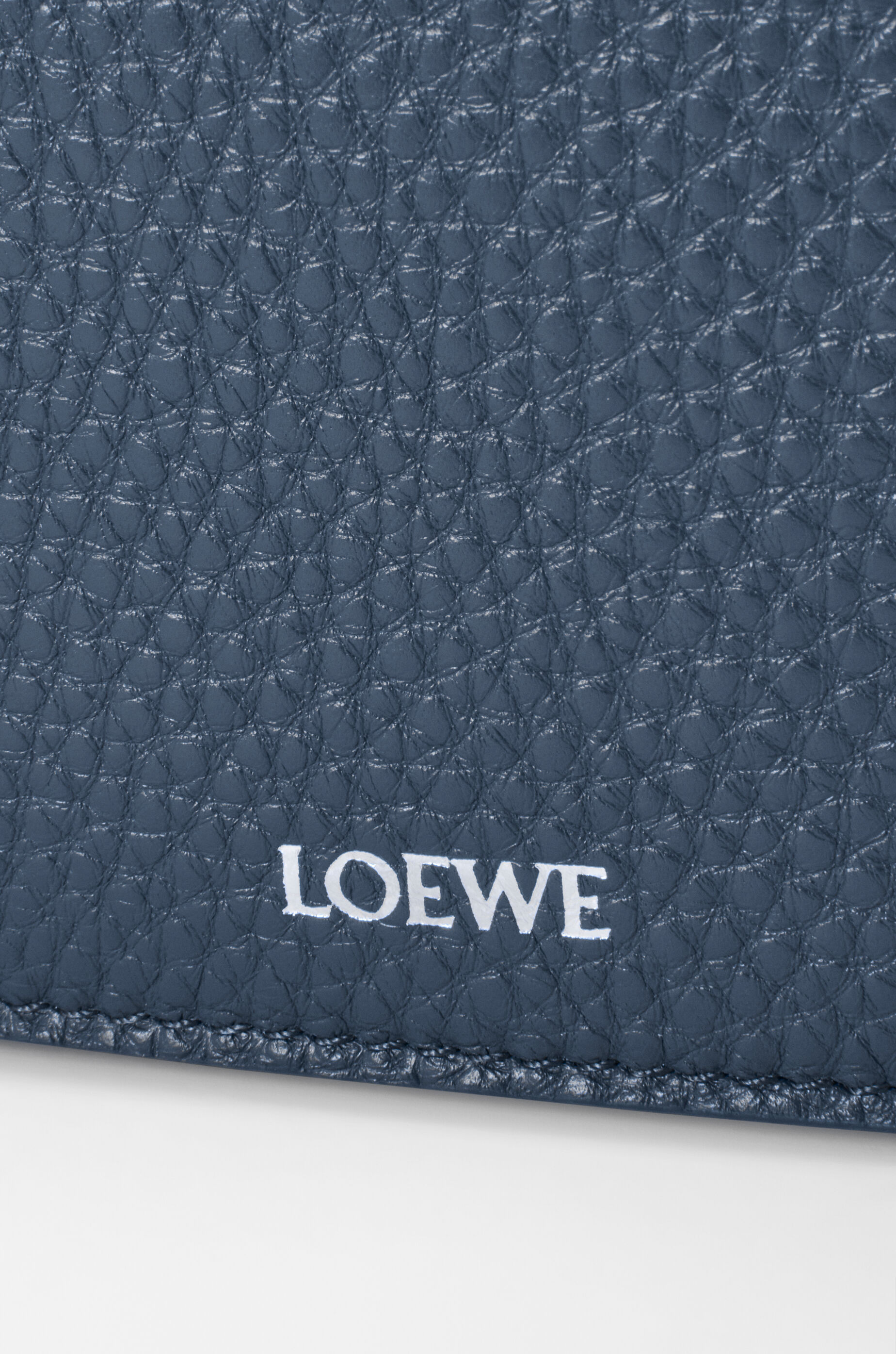 Medium Pebble messenger bag in supple grained calfskin Blue