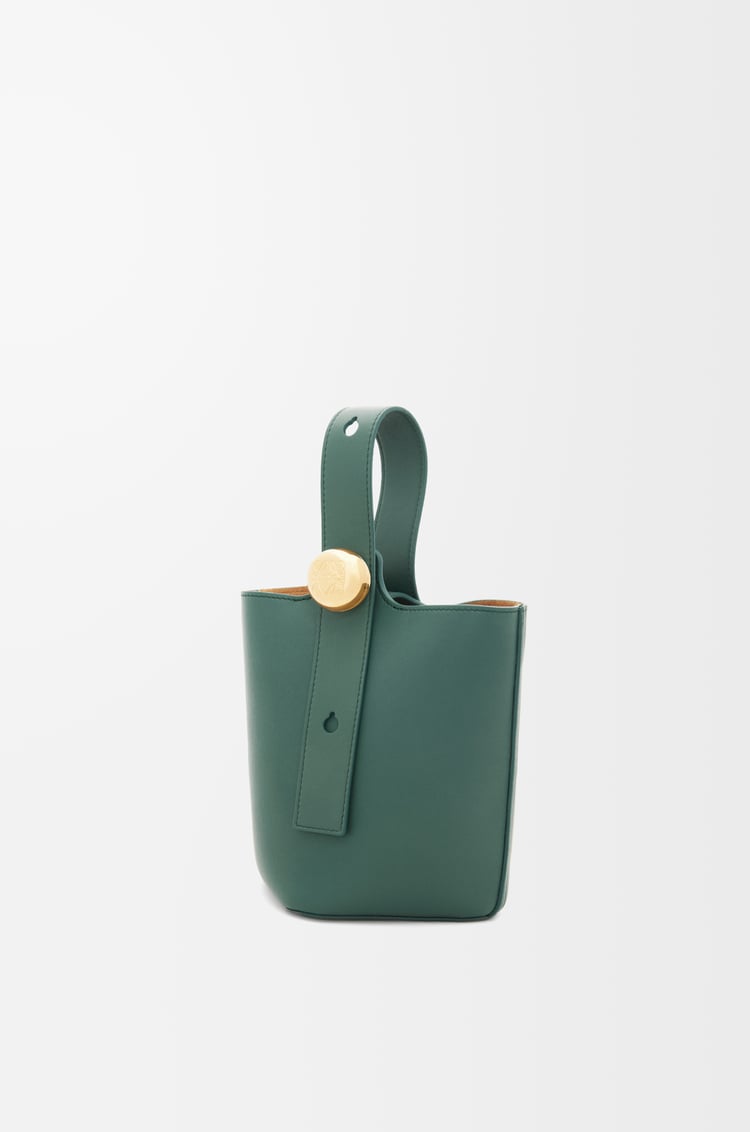 LOEWE Bolso Pebble Bucket mini en piel de ternera Vetiver