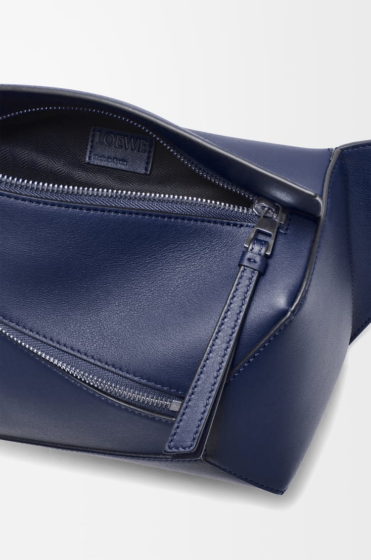 LOEWE Riñonera Puzzle pequeña en piel de ternera Azul Abismo