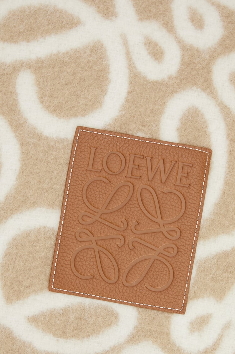 LOEWE Manta Anagram en alpaca y lana Beige/Blanco
