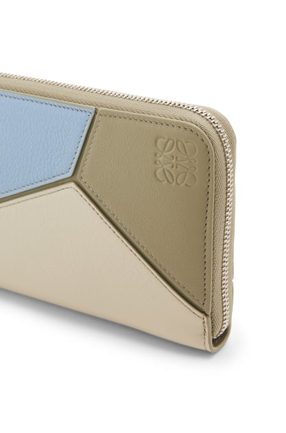 LOEWE Puzzle zip around wallet in calfskin Dusty Blue/Sage Green/Angora plp_rd