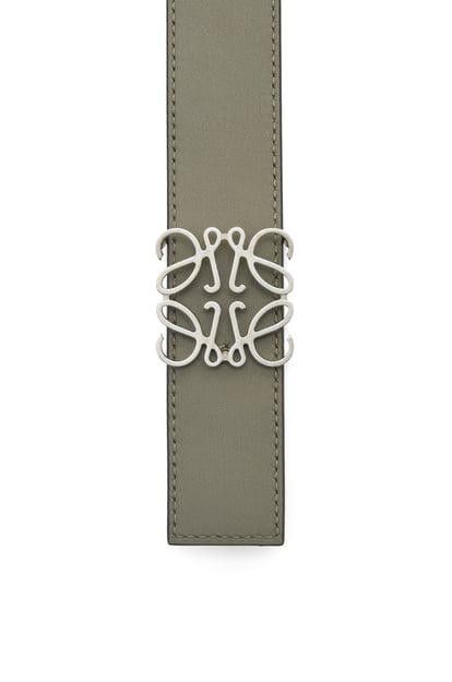 LOEWE Cinturón reversible en piel de ternera lisa con Anagrama Verde Caqui/Marrón plp_rd