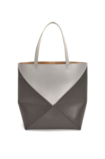 LOEWE XL Puzzle Fold Tote in shiny calfskin 珍珠灰/深灰色 plp_rd