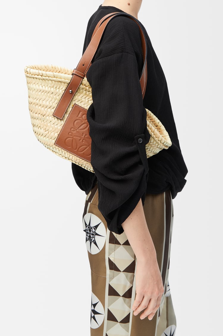LOEWE Small Basket bag in palm leaf and calfskin Natural/Tan