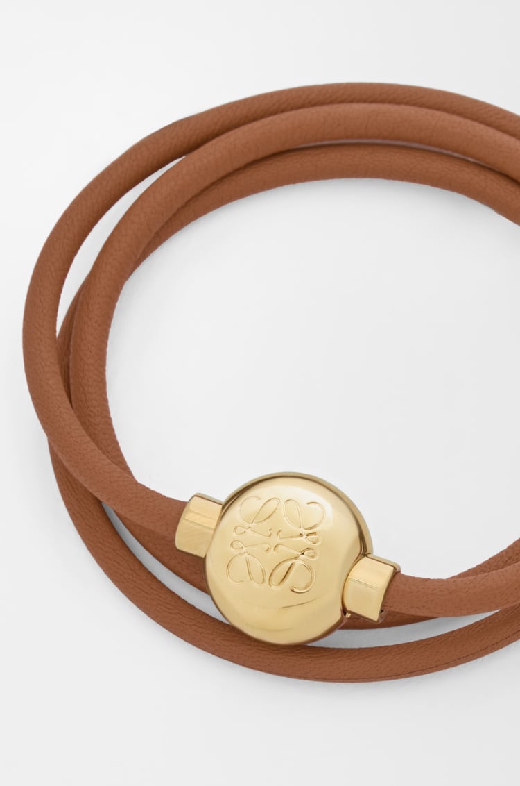 LOEWE 小牛皮 Pebble 手環 暖沙色/金色