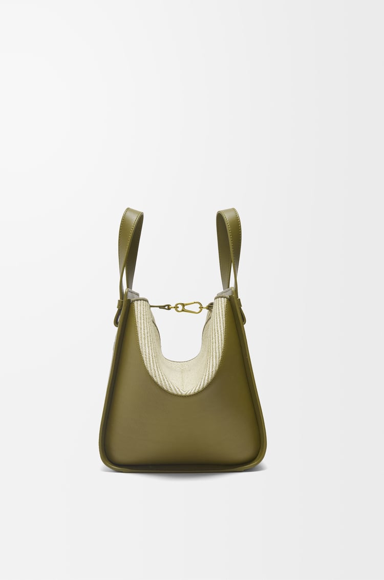 LOEWE Bolso Hammock Compact en piel de ternera y lona Oliva