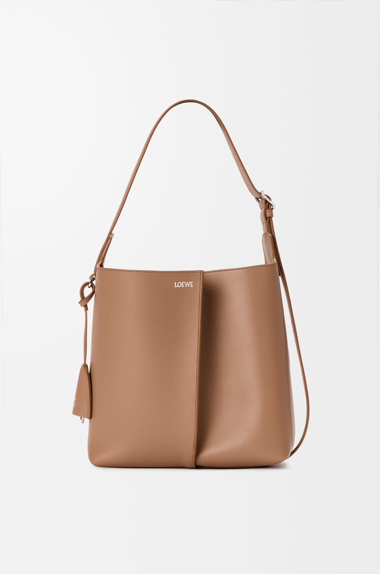 LOEWE Bolso Bilbao bucket mediano en piel de ternera lisa Moca