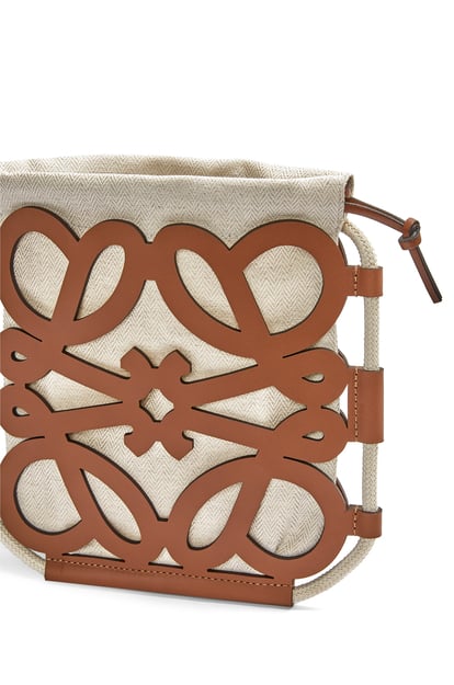 LOEWE Anagram cut-out crossbody in classic calfskin and canvas 棕褐色/淺米色 plp_rd