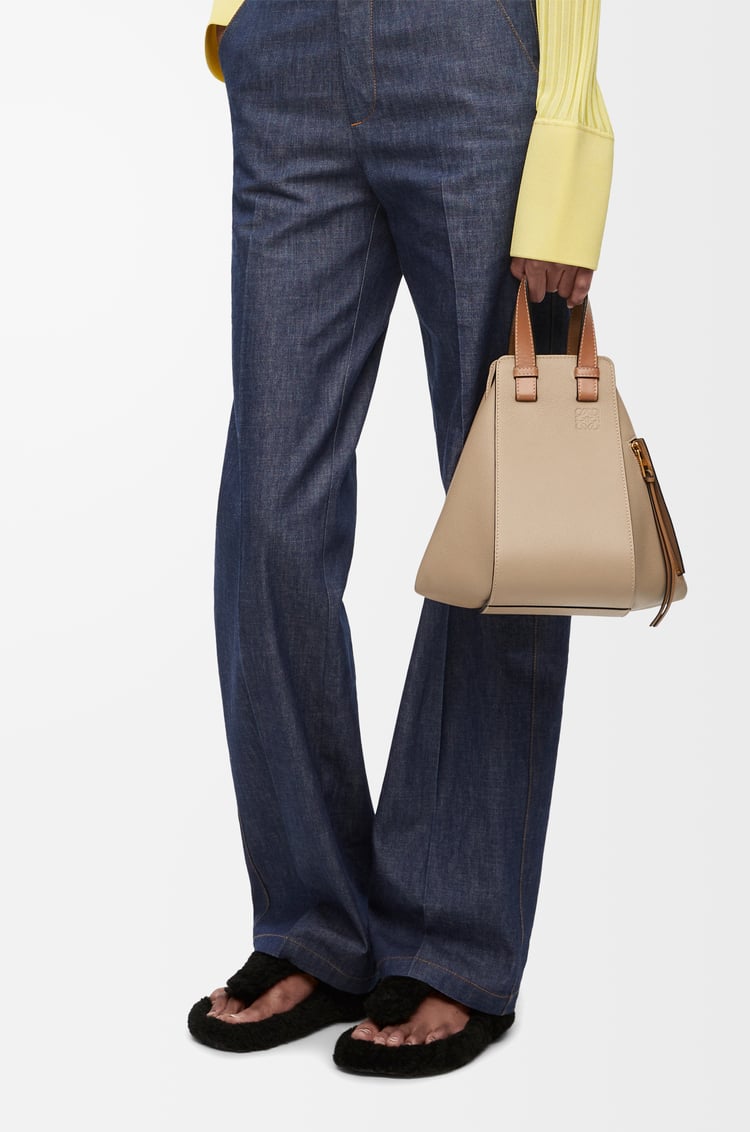 LOEWE Bolso Hammock pequeño en piel de ternera Arena