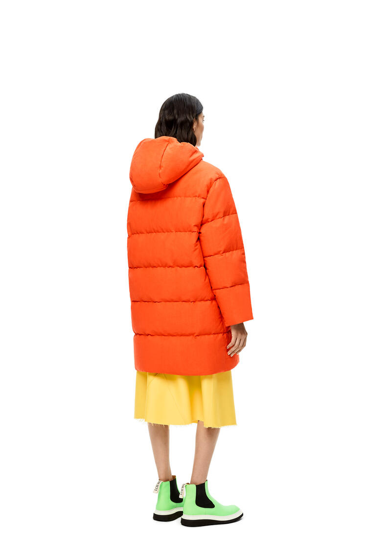 LOEWE Plumífero largo en algodón con capucha Naranja Incendiario pdp_rd