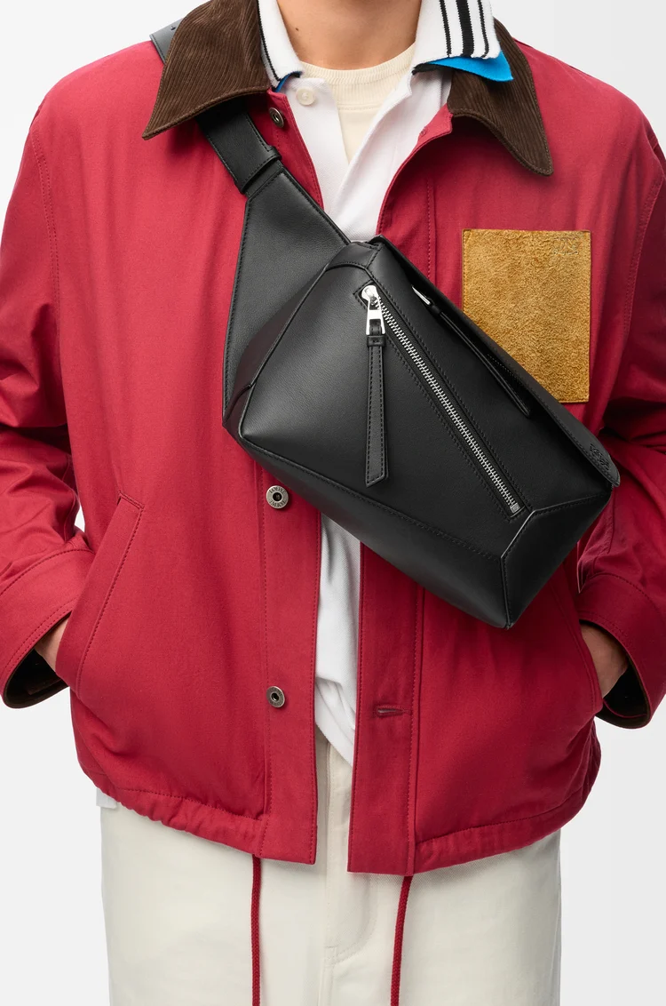 LOEWE Riñonera Puzzle Edge pequeña en piel de ternera clásica Negro