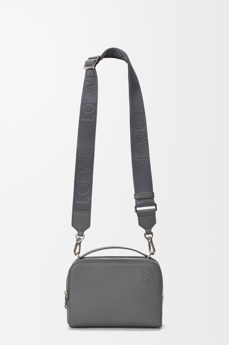 LOEWE Bolso bandolera Mini Camera en suave piel de ternera graneada Gris Azulado