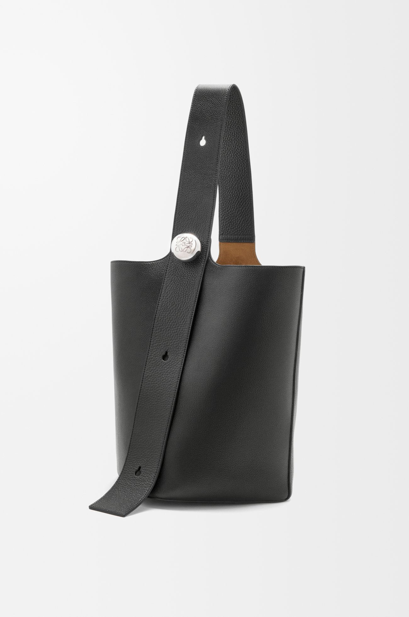LOEWE Large Pebble bucket in supple grained calfskin Black