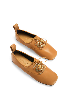LOEWE Zapato derby en suave piel de cordero con Anagrama Beige Desierto plp_rd