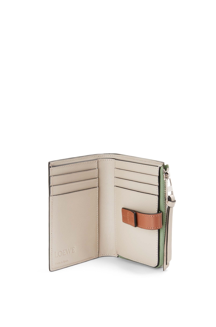 使いやすいおすすめのレディース二つ折り財布はロエベのスリムジップ バイフォールド ウォレット