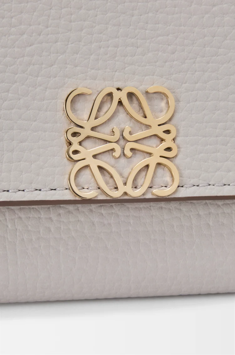 LOEWE Petit portefeuille vertical Anagram en cuir de veau grainé Light Ghost