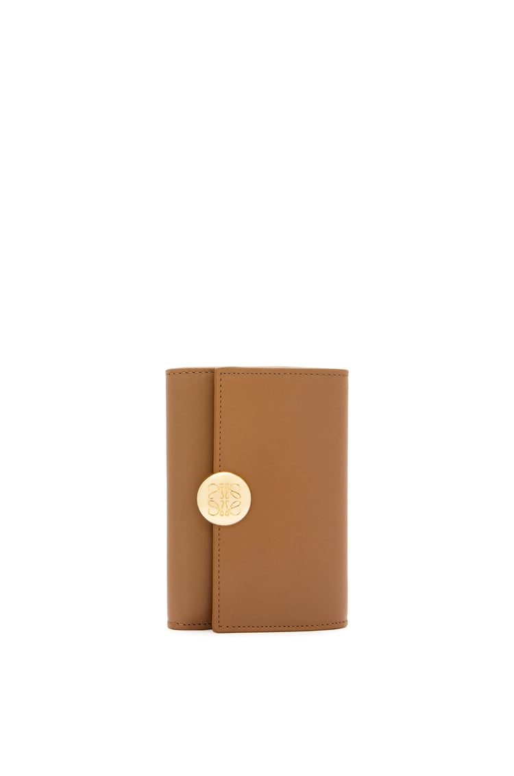 LOEWE ぺブル バーティカル ウォレット スモール（シャイニーナパカーフ） オーク