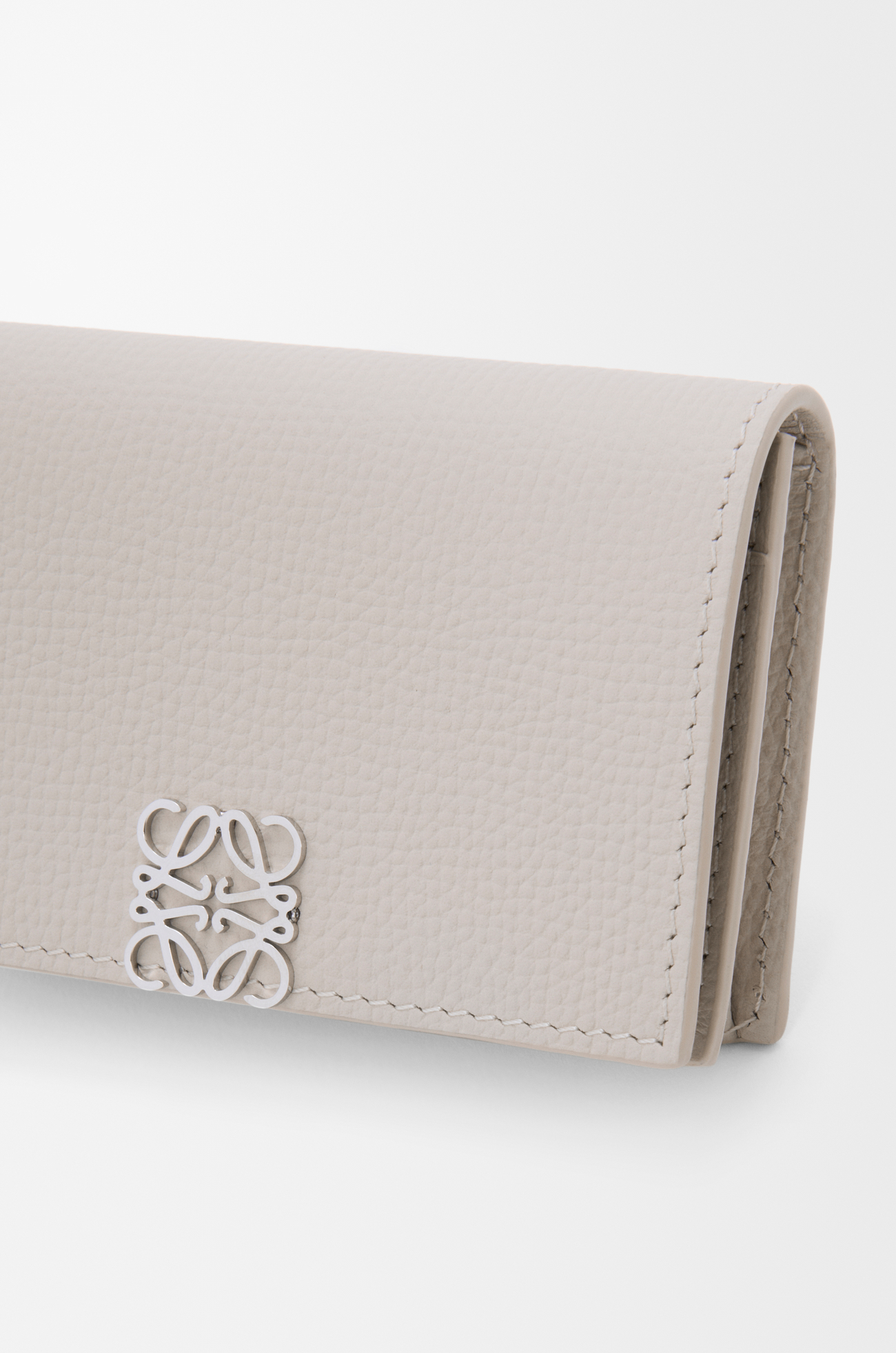 LOEWE Tarjetero Anagram en piel de ternera Gris Claro