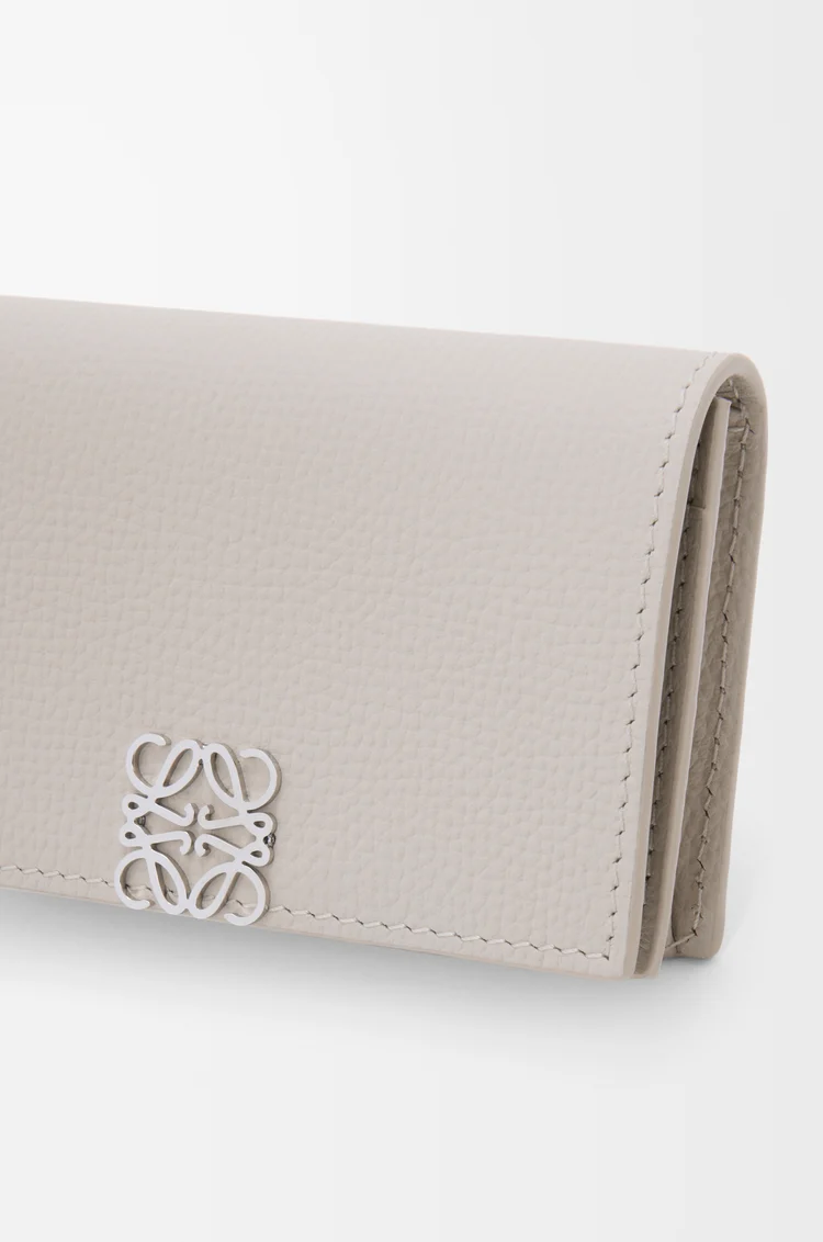 LOEWE Tarjetero Anagram en piel de ternera Gris Claro