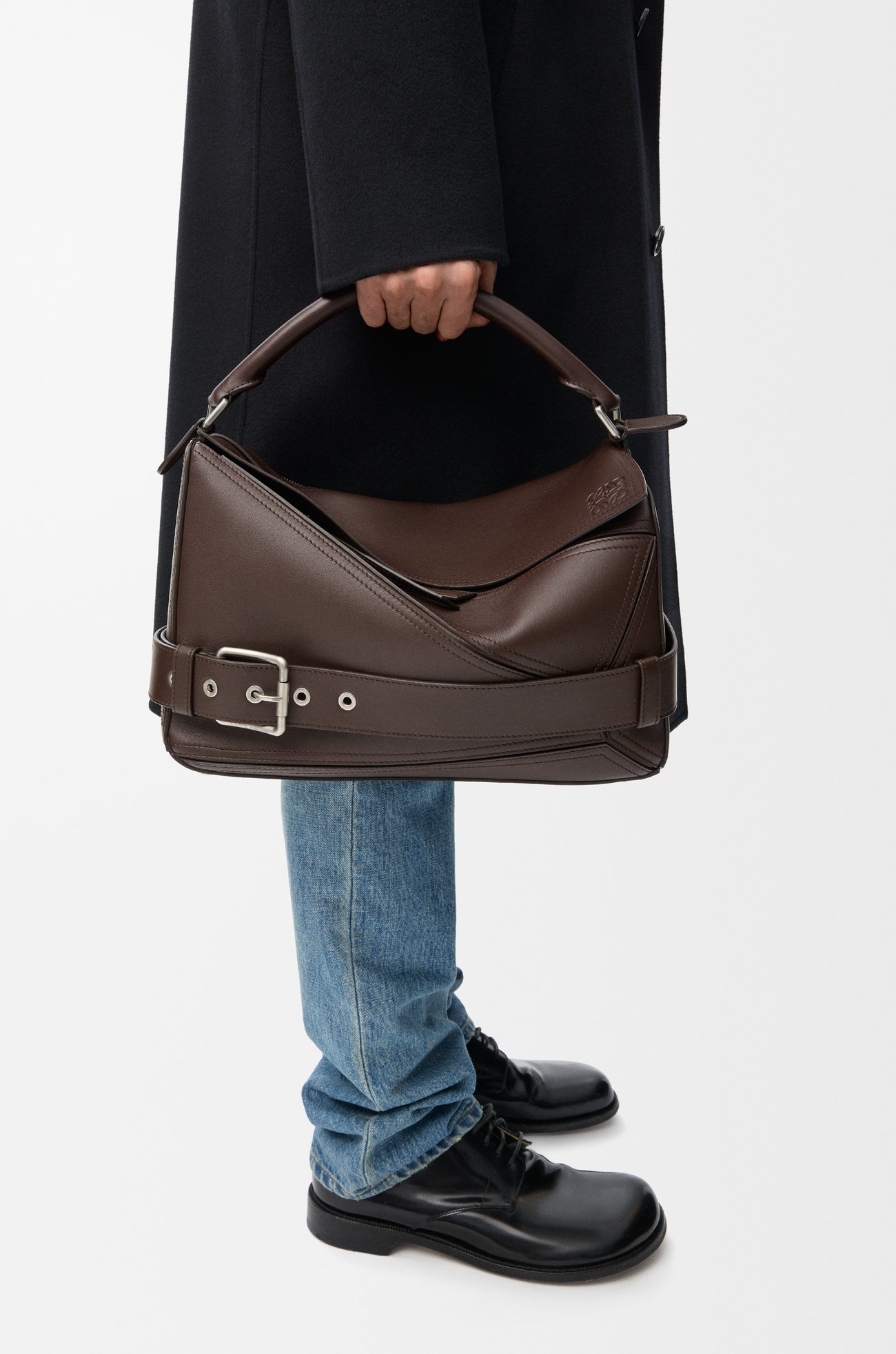 LOEWE Große Puzzle Biker Tasche aus glänzendem Kalbsleder Dunkler Brownie