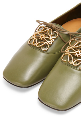 LOEWE Zapato derby en suave piel de cordero con anagrama Verde Oliva