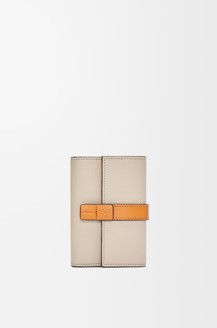 LOEWE Cartera vertical pequeña en piel de ternera Avena Claro/Miel