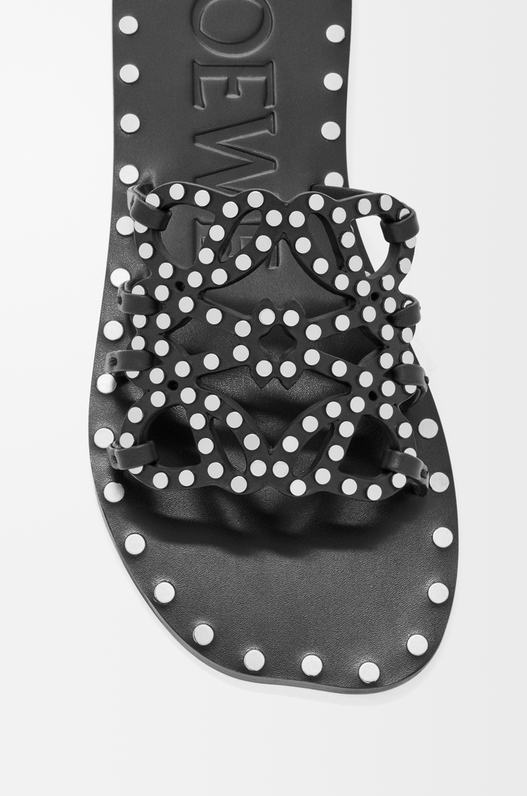 LOEWE Sandalia Petal Anagram en ternera de curtido vegetal y tachuelas Negro